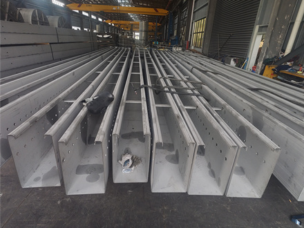 内翻边穿孔集水槽