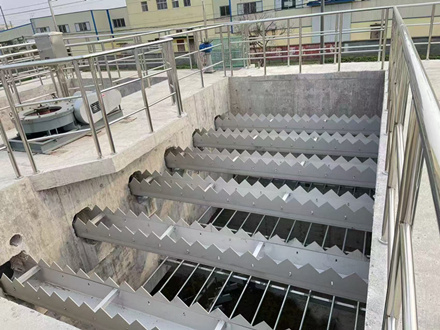 齿形集水槽现场安装